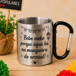 Caneca Bebo vinho porque água há na mangueira do arraial!